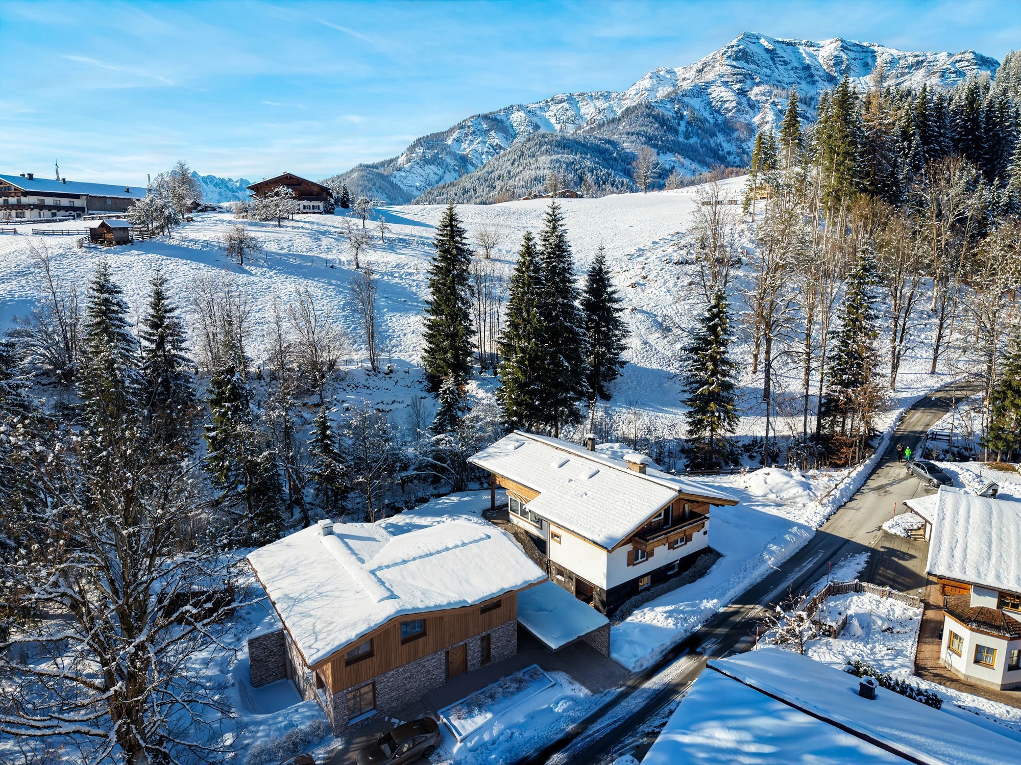 Winter-Luftrendering von Alpenhäusern, Österreich, die Art von Bild, aus dem ein Flythrough geschnitten wird