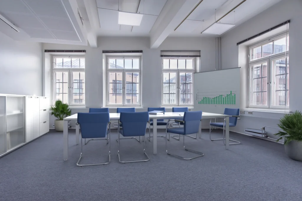 Escenografía virtual: una sala de reuniones, amueblada, Finlandia